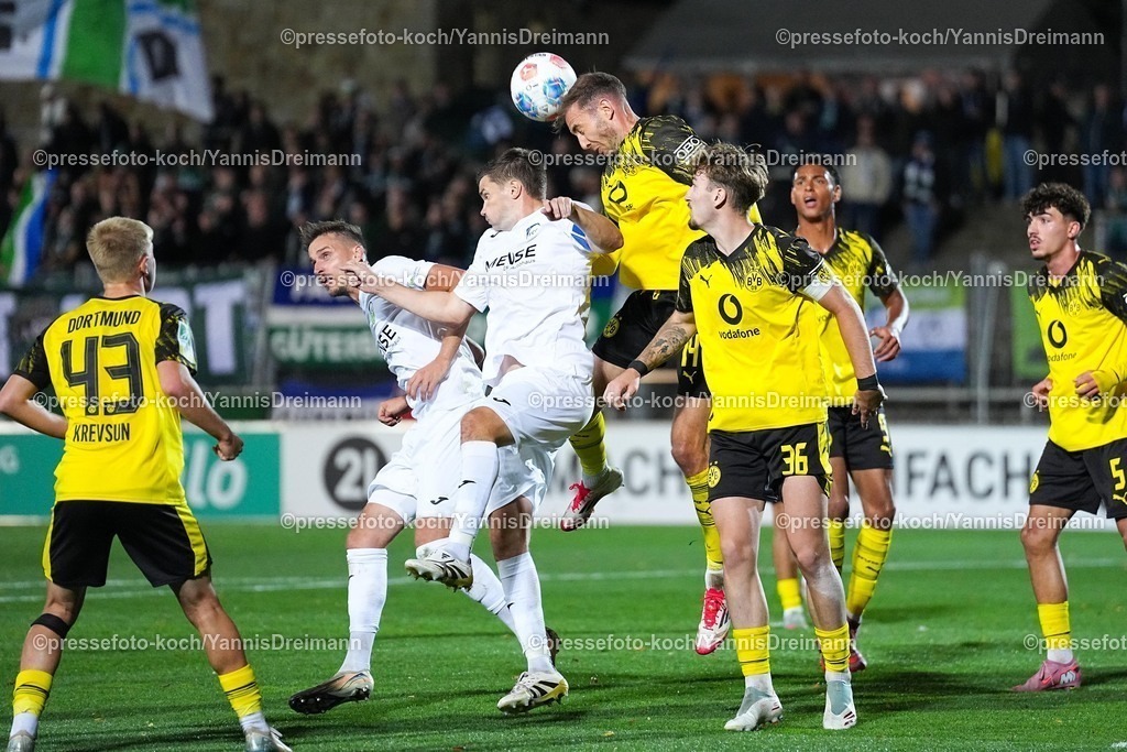xydr16092501238 | 16.09.2025, xydrx, Fußball, Regionalliga West, Borussia Dortmund II - FC Gütersloh, Saison 2025 2026, Stadion Rote Erde: Patrik Twardzik (FC Gütersloh #18) und Bjoern Rother (FC Gütersloh #6) im Zweikampf gegen Michael Eberwein (Borussia Dortmund II #14) und Tony Reitz (Borussia Dortmund II #36)