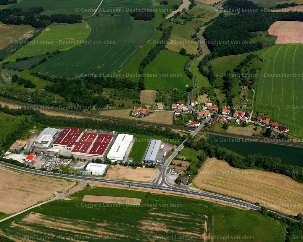 2634116 | SCHöNAU 09.06.2006 Landwirtschaftliche Nutzflächen und Feldgrenzen  umsäumen das Siedlungsgebiet des Dorfes in Schönau im Bundesland Thüringen, Deutschland // Agricultural land and field boundaries surround the settlement area of the village  in Schönau in the state Thuringia, Germany Foto: Gerhard Launer