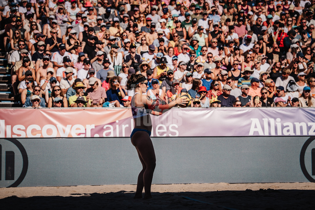 Beachvolleyball | Frauen | Finale |Deutsche Meisterschaften 2025 Timmendorfer Strand | 07.09.2025 | Anna-Lena Grüne beim Aufschlag