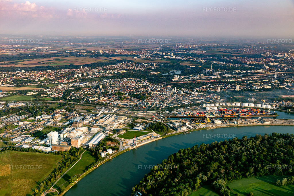 Luftbild: Mundenheimer Kaiserwörth- und Altrheinhafen im Ortsteil Mundenheim in Ludwigshafen im Bundesland Rheinland-Pfalz in Deutschland. Foto: IMG_116861.jpg vom 25.08.2019 durch Werner Riehm/FLY-FOTO.de