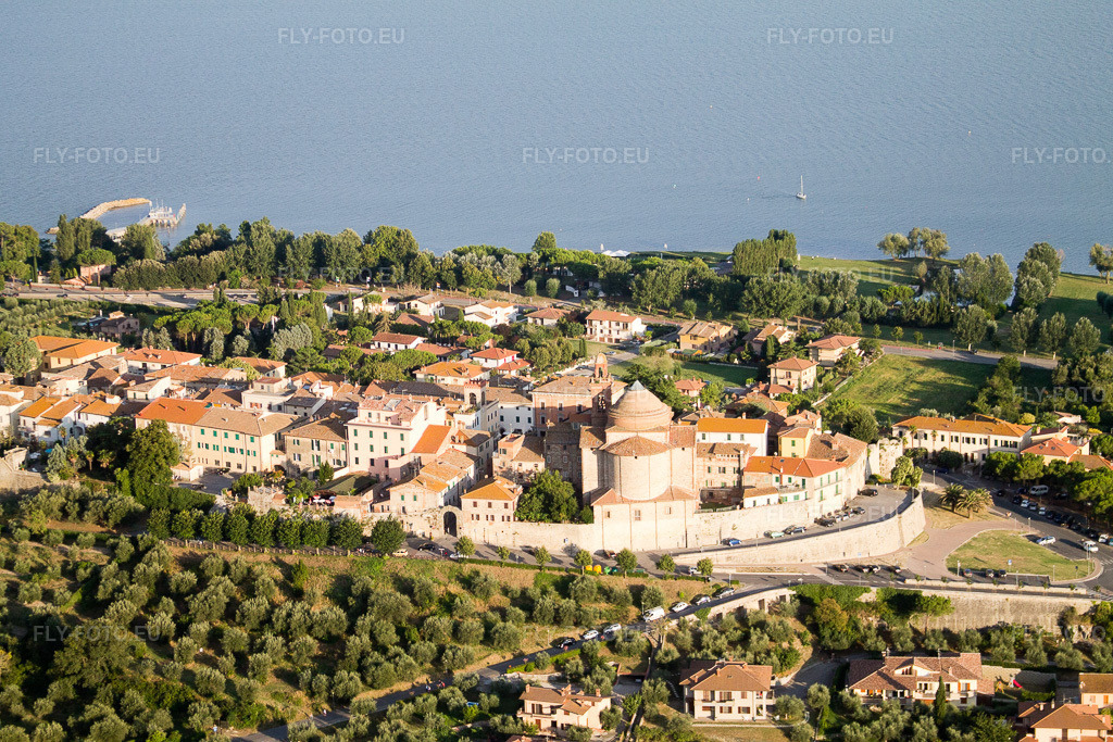 Vue aérienne: Vue de la ville à Castiglione del Lago dans le département Ombrie, Italie. Photo: IMG_43486.jpg prise le 25/07/2011 par Werner Riehm/FLY-FOTO.eu – Résolution de l'original: 4272 x 2848 px