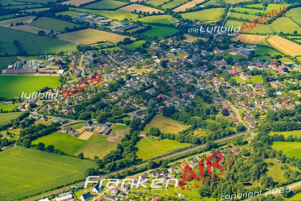Stadt Timmaspe von Oben- Die Luftaufnahme wurde 2025 vom UL-Flugzeug heraus erstellt ( keine Drohnenaufnahme ) - Hochauflösende Luftaufnahme - für Wandbilder und großformatige Ausdrucke geeignet. Das besondere Geschenk!Hier alle&nbsp;Infos zur Lizenzierung der LuftaufnahmeWir fliegen auch dieses Jahr wieder in Ihre Region um Luftbilder zu erstellen.- Luftbild anfragen