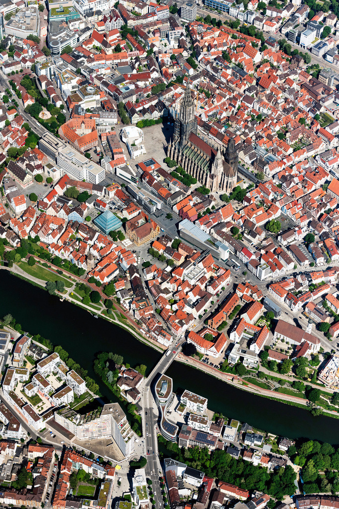 dr__0067092.jpg | ULM 17.06.2021 Stadtansicht des Innenstadtbereiches mit Ulmer Münster  in Ulm im Bundesland Baden-Württemberg, Deutschland. // City view of downtown area with Ulmer Muenster in Ulm in the state Baden-Wurttemberg, Germany. Foto: Daniel Reiter