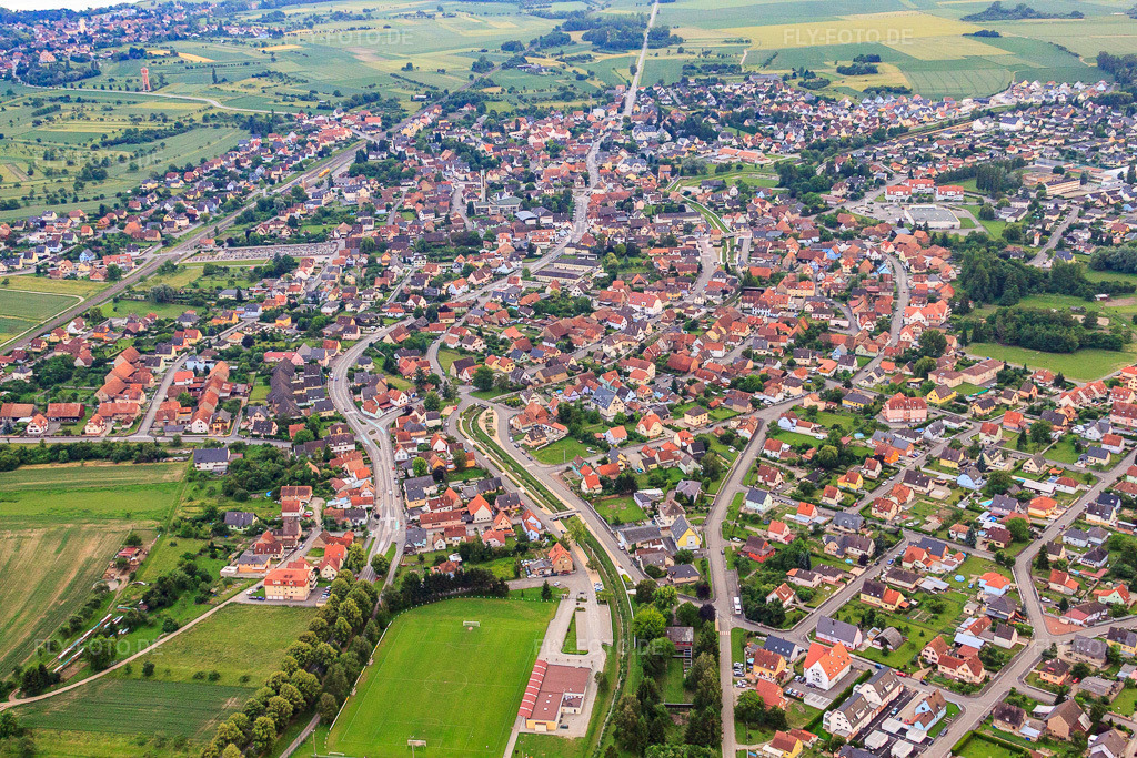 Luftbild: Ortsansicht aus Nordosten in Herrlisheim im Bundesland Bas-Rhin in Frankreich. – Foto: IMG_28843.jpg vom 14.06.2010 durch Werner Riehm/FLY-FOTO.de – Auflösung des Originals: 4752 x 3168 px