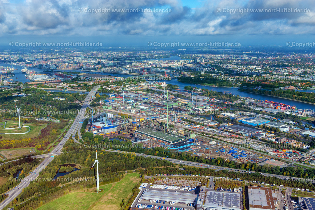 Hamburg_Peute_Aurubis_Kupfer_Hütte_ELS_4179081022 | HAMBURG 08.10.2022 Gebäude und Produktionshallen Kupferhütte " Aurubis " auf dem Werksgelände am Müggenburger Hauptdeich Peute in Hamburg, Deutschland. Weiterführende Informationen bei: Aurubis AG. // "Aurubis" copper works and production halls on the factory premises on the Mueggenburg main dike Peute in Hamburg, Germany. Further information at: Aurubis AG. Foto: Martin Elsen