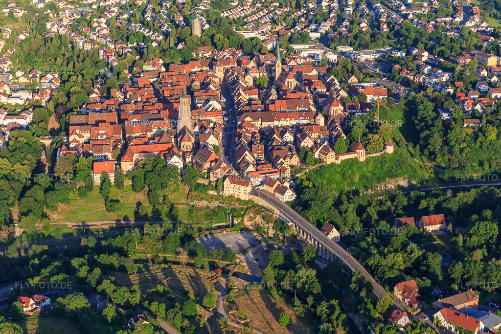 Luftbild: Historische Altstadt von Osten mit Haupstraße und Kapellenkirche in Rottweil im Bundesland Baden-Württemberg in Deutschland. Foto: IMG_148587.jpg vom 25.06.2025 durch Werner Riehm/FLY-FOTO.deWilllkommen | Stadt Rottweil - Die älteste Stadt Baden Württembergs
