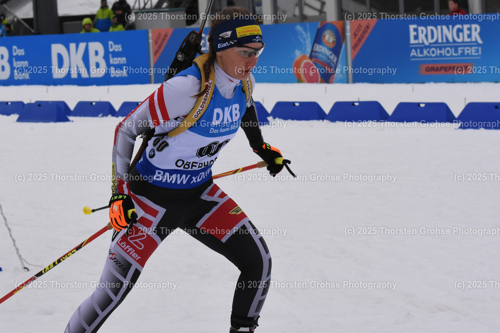 IBU WC Biathlon Oberhof 2018 | HOFFMANN Susanne (AUT) beim Start; IBU WC Biathlon Oberhof 2018, 7.5 km Sprint Frauen am 04.01.2018 in der DKB Ski Arena in Oberhof, (Deutschland) - Realisiert mit Pictrs.com