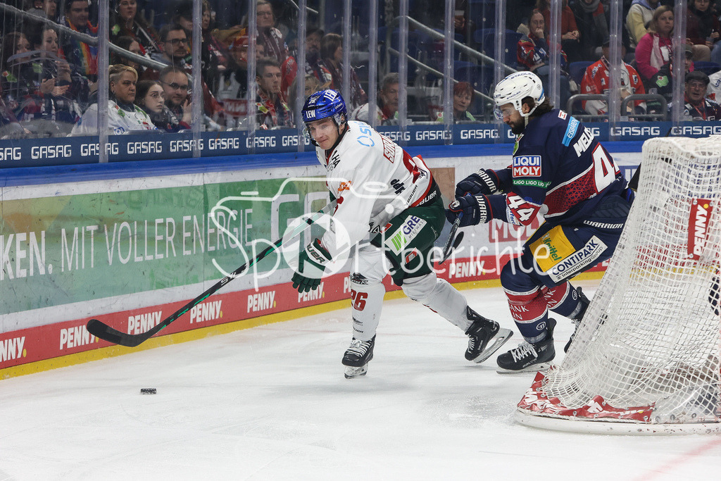 Eisbären Berlin - Augsburger Panther | Samuel SORAMIES (AEV #26) im Duell mit Julian MELCHIORI (EBB #44) / zweikampf