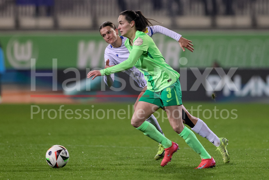 Fussball, Google Pixel Frauen-Bundesliga, VfL Wolfsburg - FC Carl Zeiss Jena | v.li.: Anna Margraf (FC Carl Zeiss Jena, 18) und Caitlin Dijkstra (VfL Wolfsburg, 3) im Zweikampf, Duell, Dynamik, Aktion, Action, Spielszene, DIE DFB-RICHTLINIEN UNTERSAGEN JEGLICHE NUTZUNG VON FOTOS ALS SEQUENZBILDER UND/ODER VIDEOÄHNLICHE FOTOSTRECKEN. DFB REGULATIONS PROHIBIT ANY USE OF PHOTOGRAPHS AS IMAGE SEQUENCES AND/OR QUASI-VIDEO.
