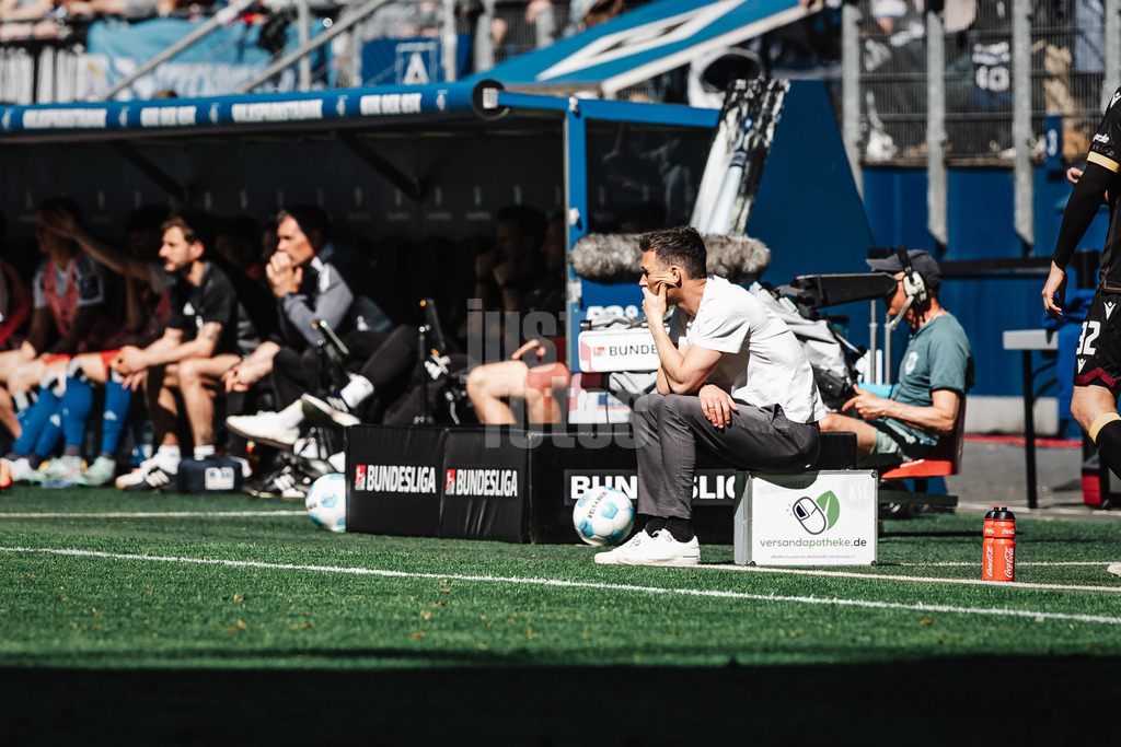 Fußball | Männer | Saison 2024/2025 | 2. Fußball-Bundesliga | 31. Spieltag | Hamburger SV vs. Karlsruher SC | 27.04.2025 | Trainer Christian Eichner (Karlsruher SC) sitzt nachdenklich auf einem Koffer