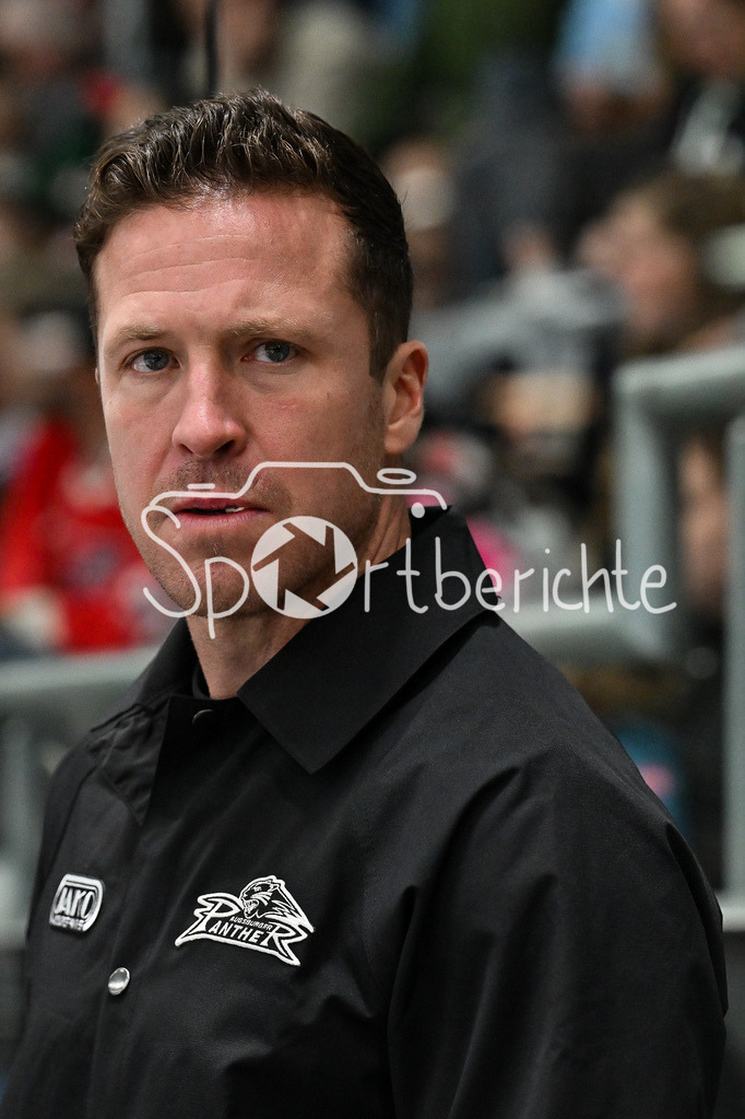 Augsburger Panther - Moser Medical Graz99ers | im Bild T. J. TREVELYAN (Augsburger Panther #24) auf der Bank der Panther / Testspiel: Augsburger Panther - Moser Medical Graz99ers; Curt Frenzel Stadion am 31.08.2025 / Einzelfoto / Freisteller