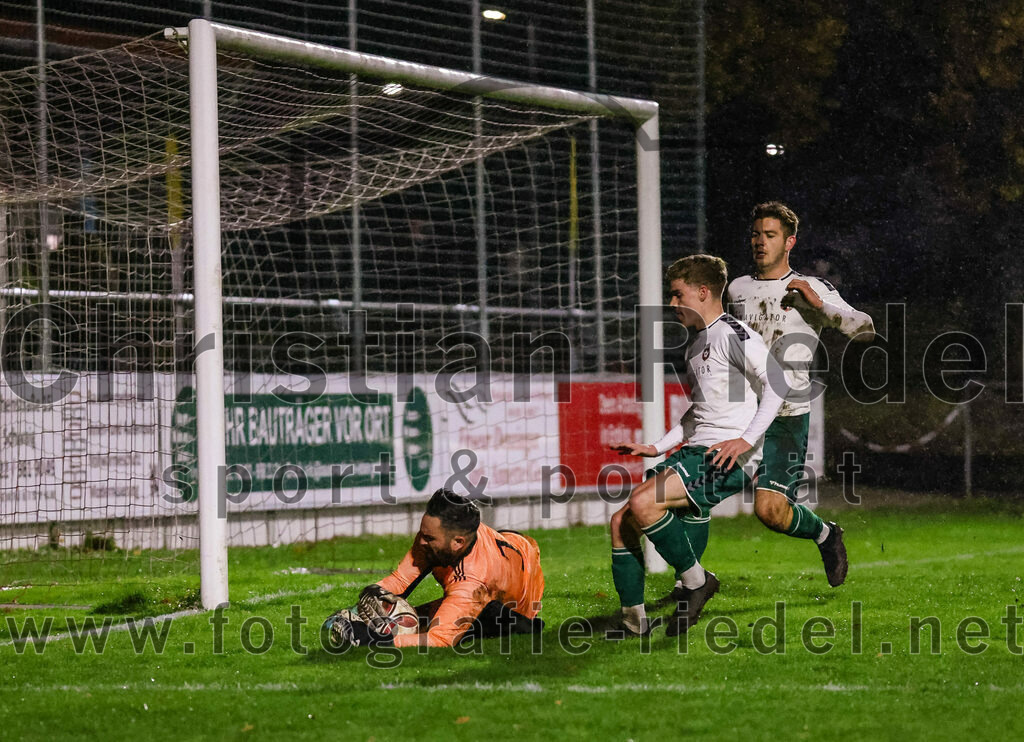 2023-11-17_086_FC_Schwaig_gegen_SpVgg_Feldmoching | Oberding, Deutschland, 17.11.2023:
Fußball, Landesliga Südost 2023 / 2024, 21. Spieltag, FC Schwaig gegen SpVgg Feldmoching, Endergebnis: 1:1

Torwart Semih Cakmakci (SpVgg Feldmoching, #1), Raffael Ascher (FC Schwaig, #9), Joshua Steindorf (FC Schwaig, #33)

Foto: Christian Riedel / fotografie-riedel.net