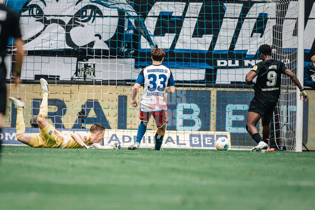 Fußball | Männer | Saison 2023/2024 | 2. Fußball-Bundesliga | 28. Spieltag | Hamburger SV vs. 1. FC Kaiserslautern | 06.04.2024 | Ragnar Ache (#9, 1. FC Kaiserslautern) schiebt den Ball ins Tor