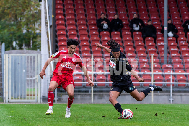 20241102_NSZ_5750 | Schuß von Joshua Eze (Fortuna Köln,No.06)DEU, Düsseldorf, 02.11.2024 Fußball, Regionalliga West, Saison 2024/2025, 14. Spieltag, Fortuna Düsseldorf U23 - SC Fortuna Köln - Realisiert mit Pictrs.com