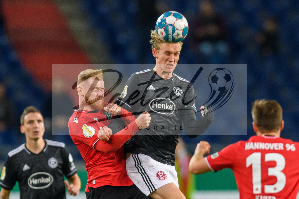 H96DUS20211027_043 | Fussball, Herren: Sebastian Kerk (Hannover 96) und Christoph Klarer (Fortuna Duesseldorf) im Zweikampf bei dem Spiel der 2. Runde im DFB-Pokal zwischen Hannover 96 und Fortuna Duesseldorf in der HDI-Arena am 27.10.2021 in Hannover, Deutschland.DFB / DFL REGULATIONS PROHIBIT ANY USE OF PHOTOGRAPHS AS IMAGE SEQUENCES AND/OR QUASI-VIDEO. - Realisiert mit Pictrs.com