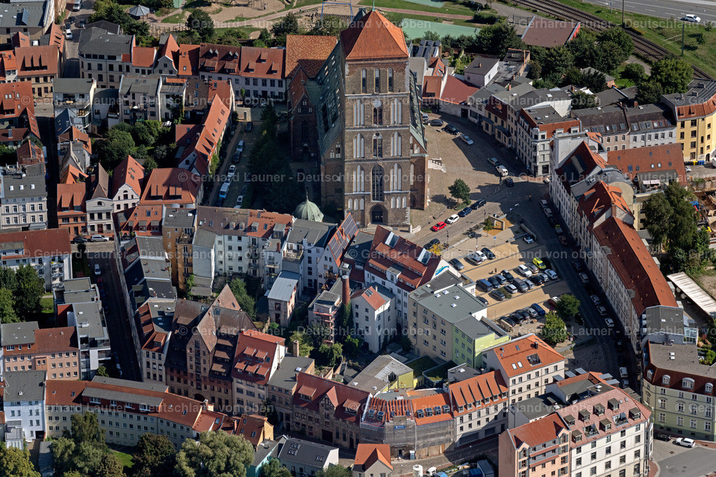 4062051 | ROSTOCK 08.09.2021 Kirchengebäude der Nikolaikirche an der Straße Bei der Nikolaikirche in Rostock an der Ostseeküste im Bundesland Mecklenburg-Vorpommern, Deutschland. Weiterführende Informationen bei: Nikolaikirche Rostock. // Church building of the Nikolaikirche on street Bei der Nikolaikirche in Rostock in the state Mecklenburg-Western Pomerania, Germany. Further information at: Nikolaikirche Rostock. Foto: Gerhard Launer