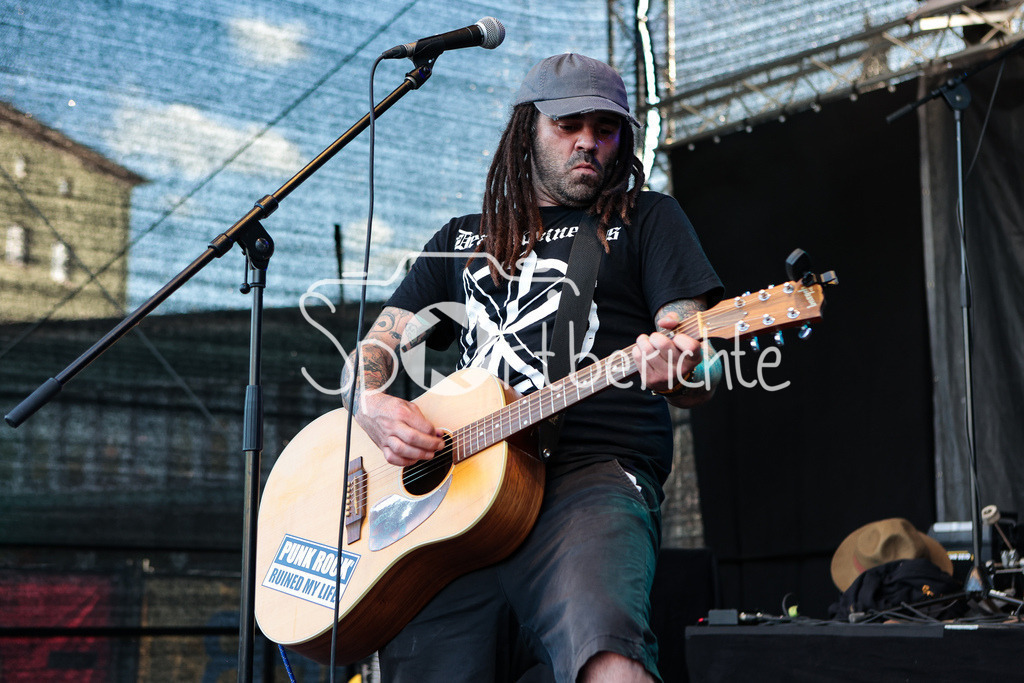 Sommer am Kiez | Dan GANOVE spielt vor "Die Kassierer" beim Augsburger Fesitval " Sommer am Kiez" auf seiner Gitarre, Vorband, Support