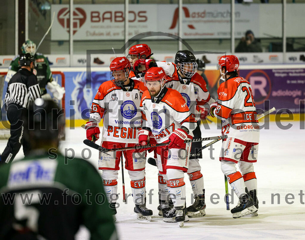 2022-12-02_078_TSV_Erding_gegen_EV_Pegnitz | Erding, Deutschland, 02.12.2022:
Eishockey, Bayernliga 2022 / 2023, 17. Spieltag, TSV Erding gegen EV Pegnitz, Endergebnis: 9:3

Paul Wolf (EV Pegnitz, #86), Oleg Seibel (EV Pegnitz, #8), Ondrej Holomek (EV Pegnitz, #28)

Foto: Christian Riedel / fotografie-riedel.net