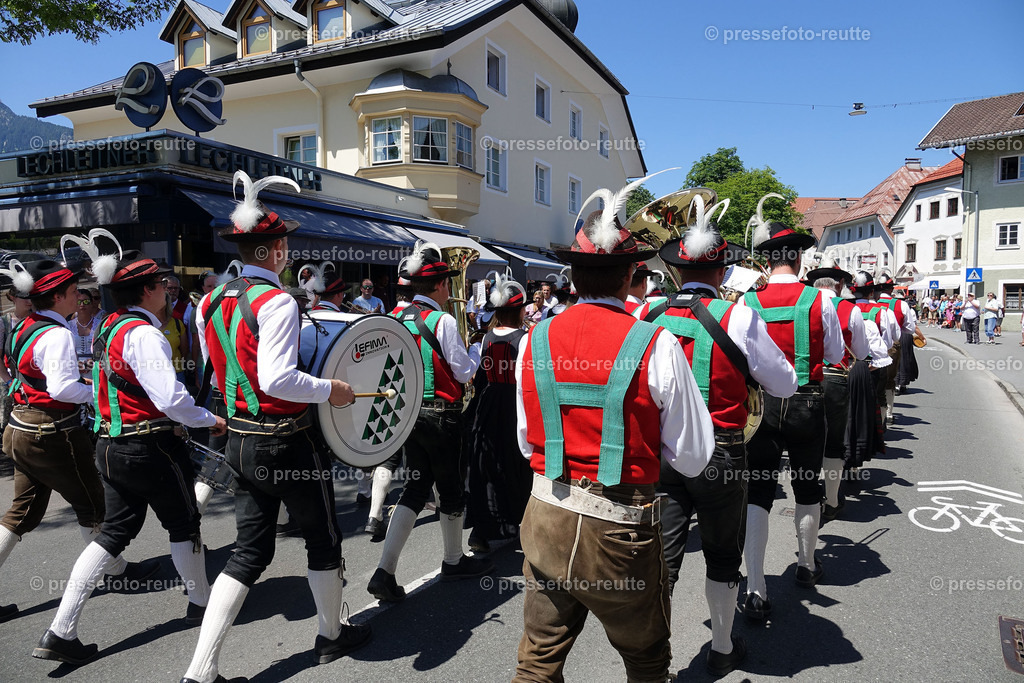 news-2022-Juli17-Musikumzug-Reutte-DSD03019-Schattwald | Info aus dem Bezirk Reutte/Ausserfern Tirol sowie eine umfangreiche Bilddatenbank über die gesamte Region: Lechtal, Talkessel Reutte, Tannheimertal, Zwischentoren. Lech, Plansee, Zugspitze, Grenztunnel, B179, Fernpassstraße, Verkehr, Lawinen, Tradition, - Realisiert mit Pictrs.com