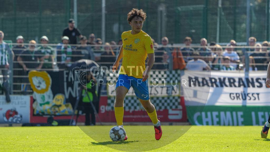 Fußball, Herren, Saison 2025/2026, Regionalliga Nordost, 10. Spieltag, FSV 63 Luckenwalde vs. BSG Chemie Leipzig, Samstag 27.09.2025, Werner-Seelenbinder-Stadion Luckenwalde, | Fußball, Herren, Saison 2025/2026, Regionalliga Nordost, 10. Spieltag, FSV 63 Luckenwalde vs. BSG Chemie Leipzig, Samstag 27.09.2025, Werner-Seelenbinder-Stadion Luckenwalde, Im Bild: Max Hathaway (Luckenwalde) - Realisiert mit Pictrs.com