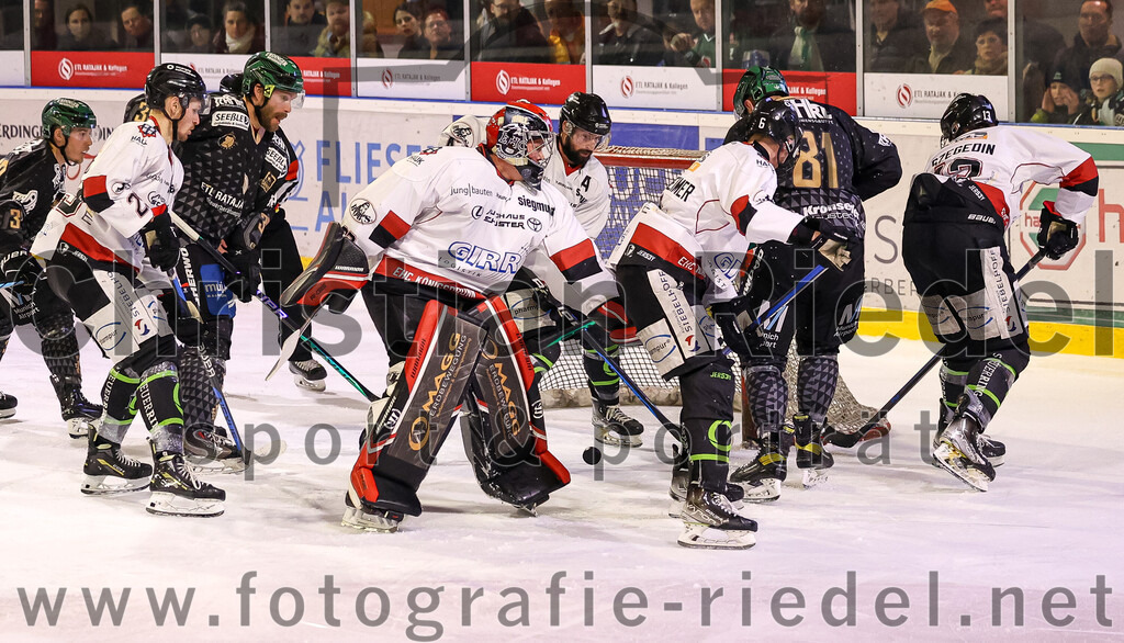 2024-03-15_081_TSV_Erding_gegen_EHC_Koenigsbrunn | Erding, Deutschland, 15.03.2024:
Eishockey, Bayernliga Playoffs 2023 / 2024, 3. Spieltag, TSV Erding gegen EHC Königsbrunn, Endergebnis: 3:4 n. V.

Torwart Stefan Vajs (EHC Königsbrunn, #32), Maximilian Forster (Erding Gladiators, #81), Luca Szegedin (EHC Königsbrunn, #13)

Foto: Christian Riedel / fotografie-riedel.net