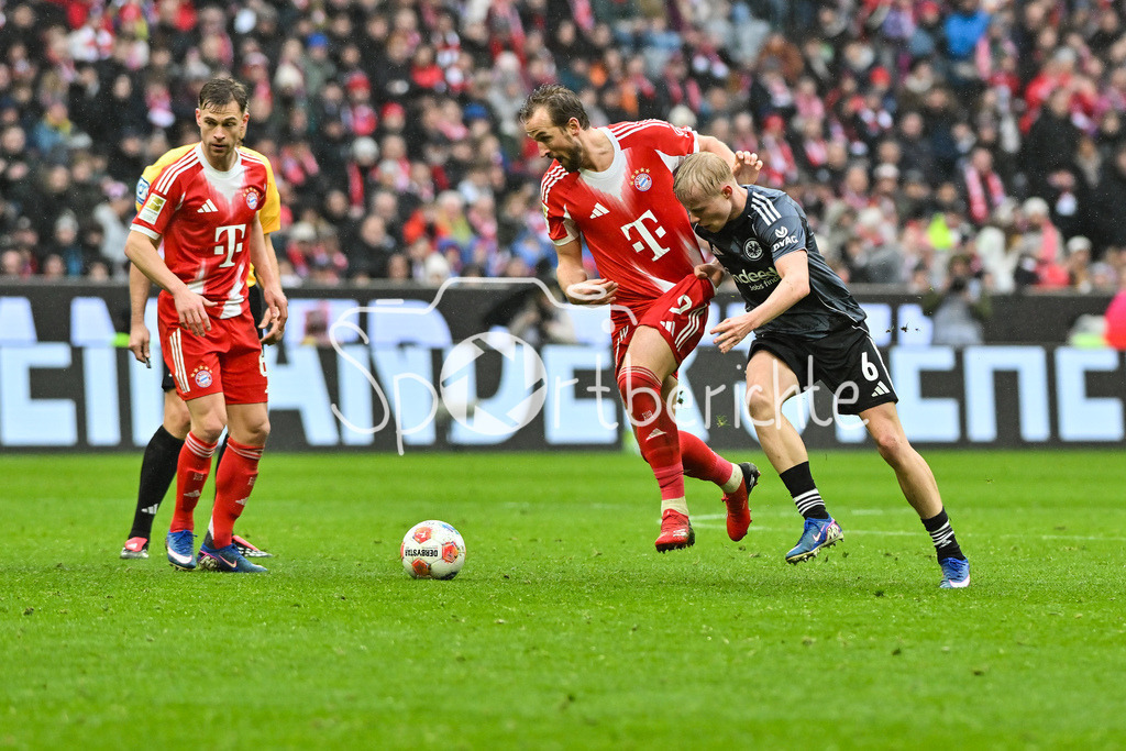 FC Bayern München - Eintracht Frankfurt | MUNICH, GERMANY - 21. FEBRUARY: im Duell Harry KANE (FC Bayern Munich 9) und Oscar HOJLUND (Eintracht Frankfurt 6) während dem Bundesligamatch zwischen dem FC Bayern München und der SG Eintracht Frankfurt am 23. Spieltag in der Allianz Arena / DFL REGULATIONS PROHIBIT ANY USE OF PHOTOGRAPHS AS IMAGE SEQUENCES AND/OR QUASI-VIDEO / Joshua KIMMICH (FC Bayern Munich 6)