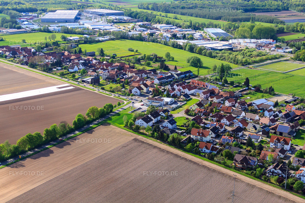Luftbild: Steinweilerer Straße x Brehmstr im Ortsteil Minderslachen in Kandel im Bundesland Rheinland-Pfalz in Deutschland. Foto: IMG_49934.jpg vom 01.05.2012 durch Werner Riehm/FLY-FOTO.de