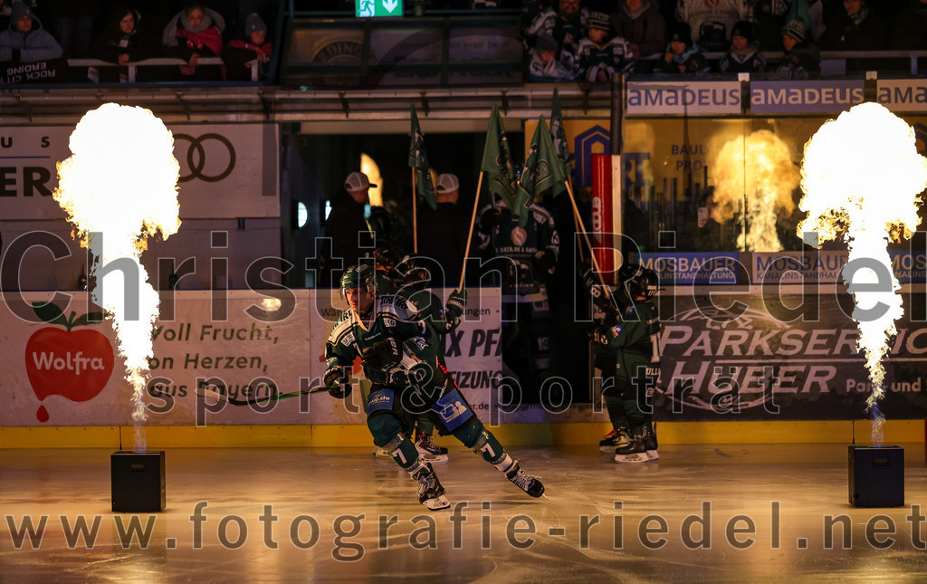 2026-01-02_003_TSV_Erding_gegen_Hoechstadt_Alligators | Erding, Deutschland, 02.01.2026:Eishockey, Oberliga Süd 2025 / 2026, 33. Spieltag, TSV Erding gegen Höchstadt Alligators, Endergebnis: 2:1Louis Trattner (Erding Gladiators, #7)Foto: Christian Riedel / fotografie-riedel.net
