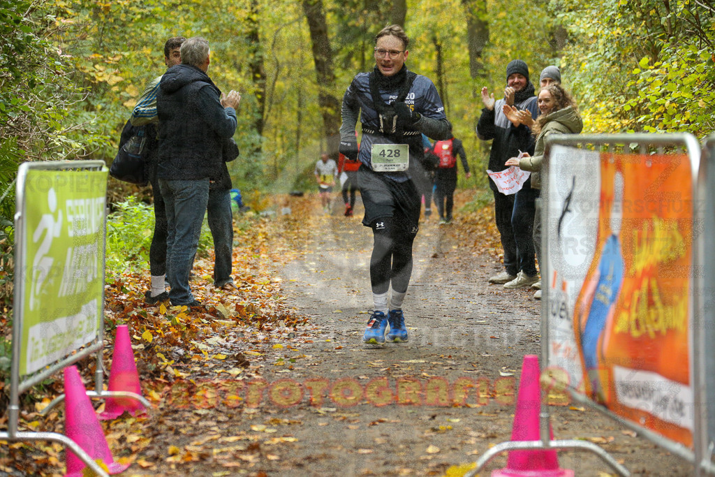 251026_1341_EX1_3846 | Sportfotografie im Rhein-Sieg Kreis, Köln, Bonn, NRW, Rheinland Pfalz, Hessen, etc. Unser Tätigkeitsfeld umfasst den Laufsport vom Volkslauf über den Marathon, Duathlon, Triathon bis zum Ultralauf wie Kölnpfad Ultra oder Schindertrail.