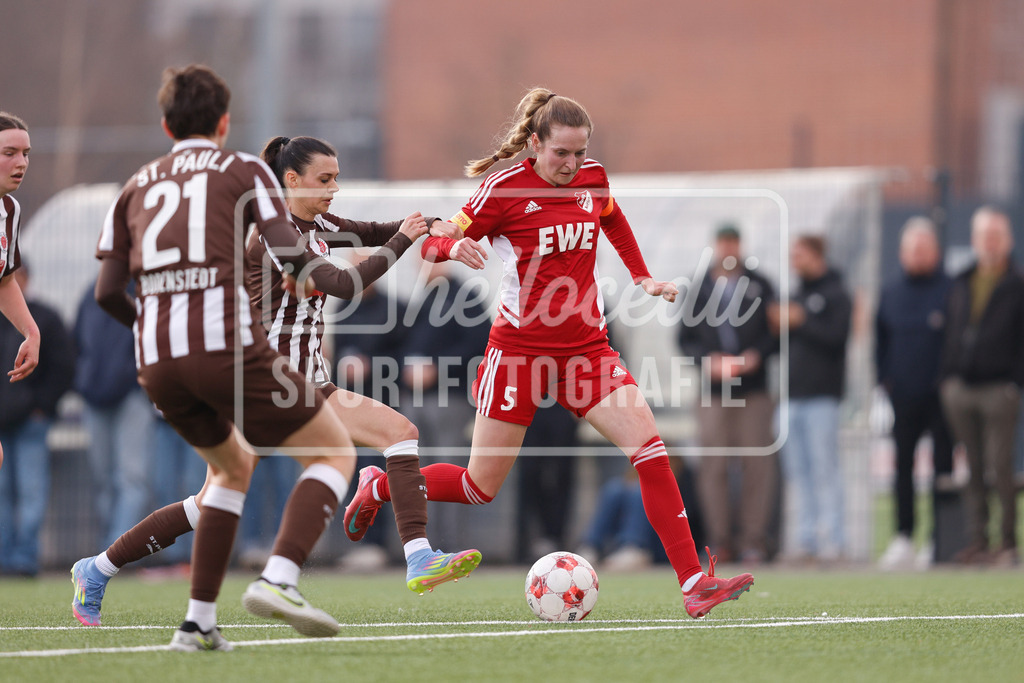 Fußball I Frauen I Saison 2025-2026 I Regionalliga Nord I 15. Spieltag I St. Pauli - SpVg Aurich-90 | Gianna Nicoleit (3, FC St. Pauli) Magdalena Hankl (5, SpVg Aurich) - Realisiert mit Pictrs.com