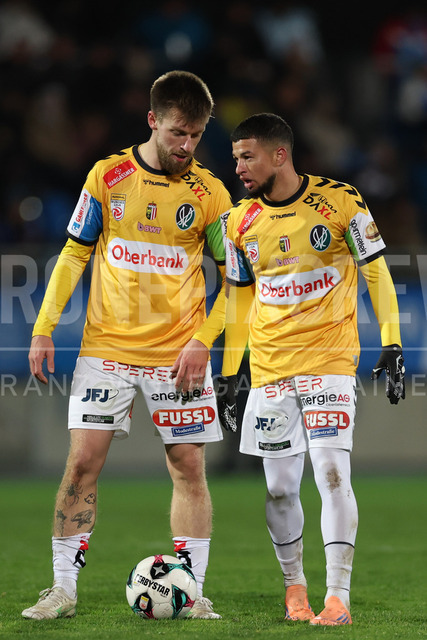 TSV Egger Glas Hartberg vs SV Oberbank Ried – Austrian Bundesliga Match | The image shows Philipp Pomer (Ried) and Yusuf Maart (Ried) prepare for a free kick, at the Bundesliga match TSV Hartberg vs SV Ried at Profertil Arena Hartberg. 22.11.2025