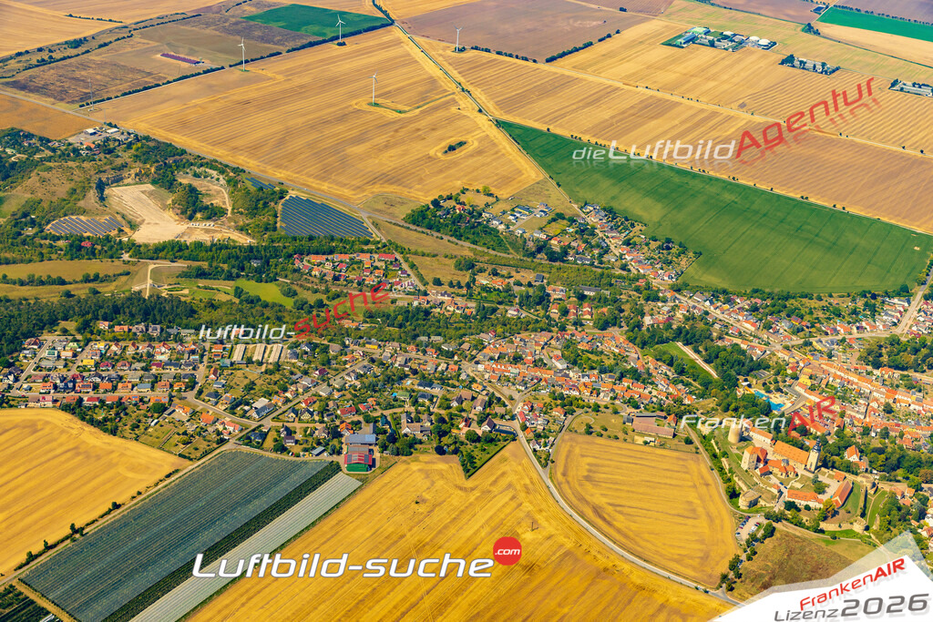Luftbild der Stadt Querfurt - Die Luftaufnahme wurde 2025 vom UL-Flugzeug heraus erstellt ( keine Drohne ) - Hochauflösende Luftaufnahme - für professionelle Ausdrucke geeignet. Die Geschenkidee !Hier alle&nbsp;Infos zur Lizenzierung der LuftaufnahmeWir fliegen auch dieses Jahr wieder in Ihre Region um Luftbilder zu erstellen.- Luftbild anfragen