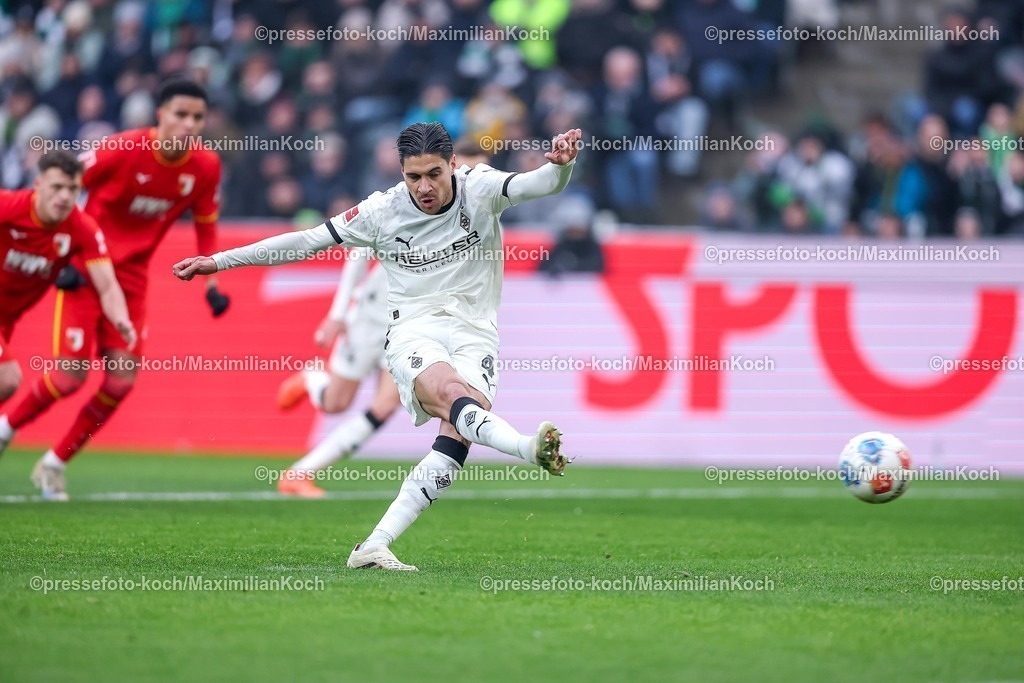 BMG11012601029 | 11.01.2026, Fußball, Borussia Mönchengladbach - FC Augsburg, 1. Fußball Bundesliga, 16.Spieltag, Borussia-Park, Saison 2025 2026: Torschuss Tor zum 2:0 durch Torschütze Kevin Diks&nbsp;(Borussia Mönchengladbach #04)    DFB regulations prohibit any use of photographs as image sequences and or quasi-video.