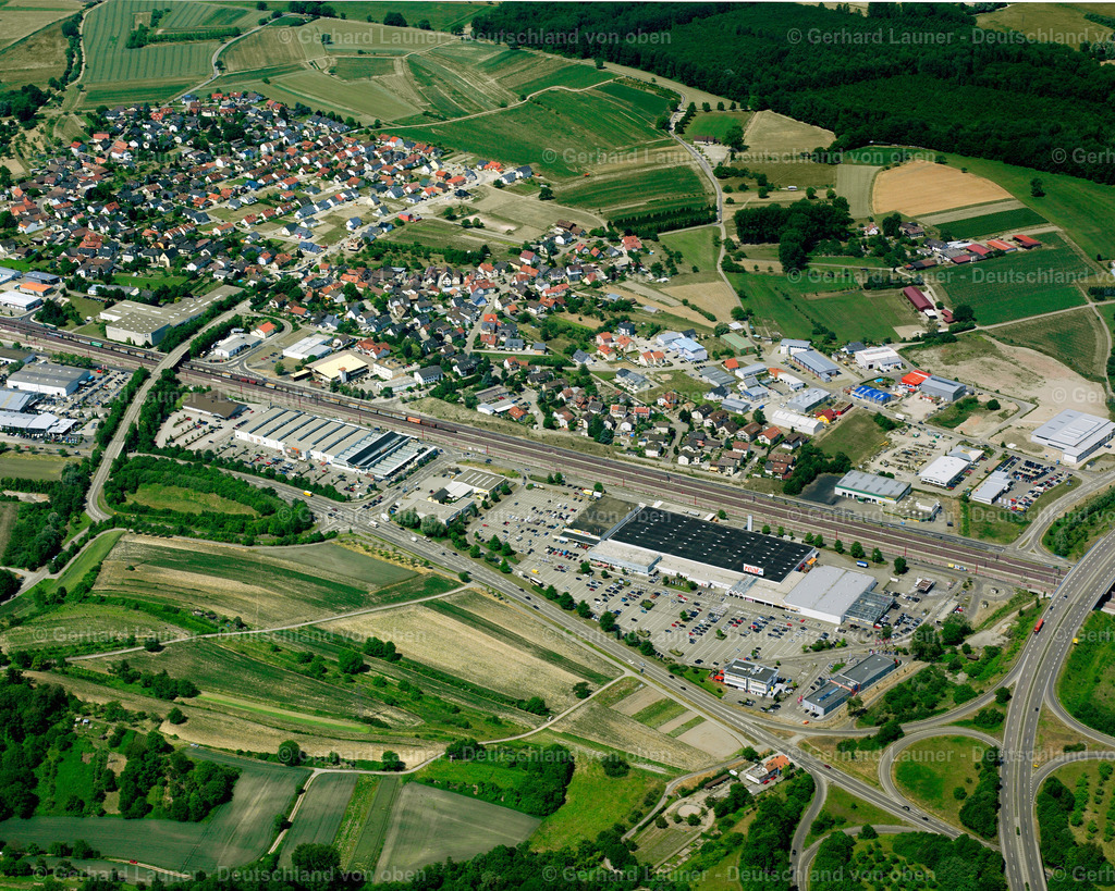 2526169 | KARTUNG 01.08.2005 Ortsansicht der Straßen und Häuser der Wohngebiete in Kartung im Bundesland Baden-Württemberg, Deutschland. // Town View of the streets and houses of the residential areas in Kartung in the state Baden-Wuerttemberg, Germany. Foto: Gerhard Launer
