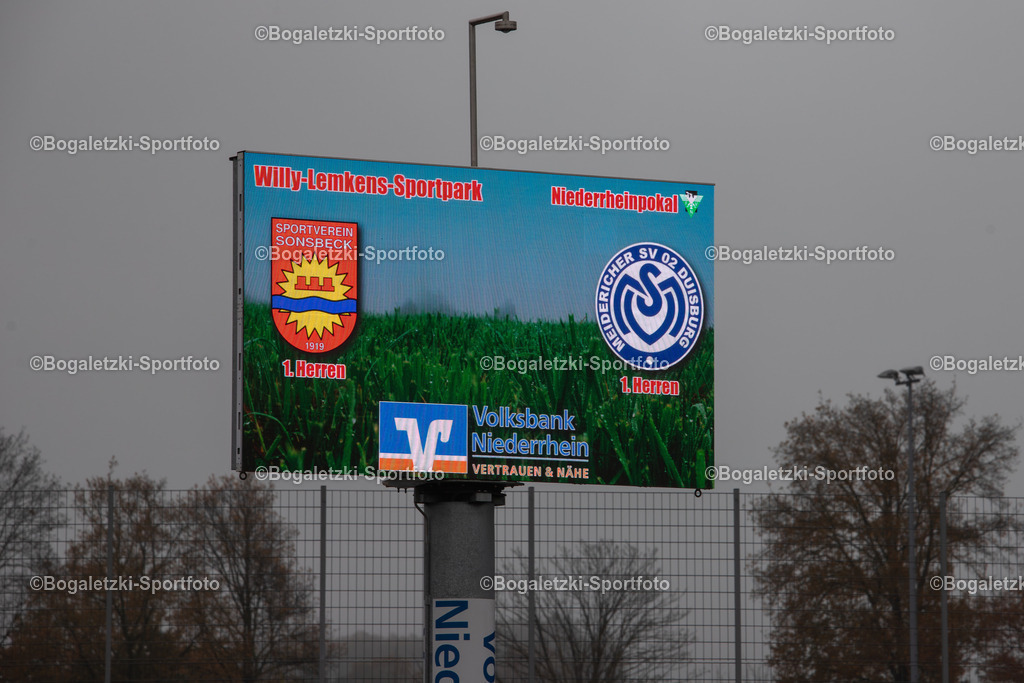 Fussball, Niederrheinpokal, SV Sonsbeck - MSV Duisburg, 16.11.2025, Willy-Lemkens-Sportpark | 16.11.2025, Fussball, Niederrheinpokal, SV Sonsbeck - MSV Duisburg: Anzeigetafel vor dem Spiel - Realisiert mit Pictrs.com