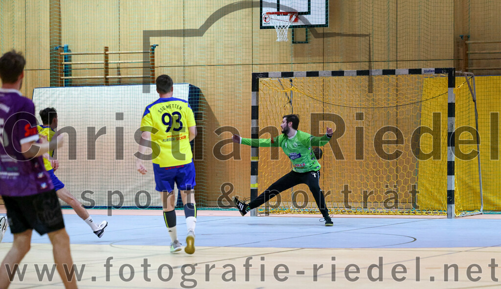2023-03-11_062_SpVgg_Altenerding_gegen_SSG_Metten | Erding, Deutschland, 11.03.2023:
Handball, Bezirksoberliga Männer 2022 / 2023, 17. Spieltag, SpVgg Altenerding gegen SSG Metten, Endergebnis: 26:22

Sebastian Klima (SSG Metten, #93), Torwart Otto Donaubauer (SpVgg Altenerding, #2)

Foto: Christian Riedel / fotografie-riedel.net