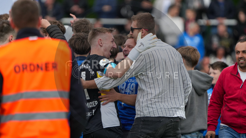 Fußball, Herren, Saison 2024/2025, Finaltag der Amateure 2025, Landespokal Brandenburg, Finale, VfB 1921 Krieschow vs. RSV Eintracht 1949, Samstag 24.05.2025, Volksparkstadion Neuruppin, | Fußball, Herren, Saison 2024/2025, Finaltag der Amateure 2025, Landespokal Brandenburg, Finale, VfB 1921 Krieschow vs. RSV Eintracht 1949, Samstag 24.05.2025, Volksparkstadion Neuruppin, Im Bild: Viele Emotionen beim RSV Eintracht 1949 nach dem Landespokalsieg um Torhüter Daniel Hemicker  - Realisiert mit Pictrs.com