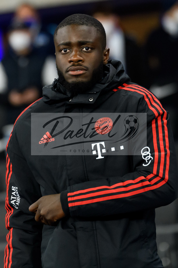 BSCFCB20220123_218 | Fussball, Herren: Dayot Upamecano (FC Bayern Muenchen) schaut bei dem Spiel der 1. Bundesliga zwischen Hertha BSC und FC Bayern Muenchen im Olypiastadion am 23.01.2022 in Berlin, Deutschland.DFB / DFL REGULATIONS PROHIBIT ANY USE OF PHOTOGRAPHS AS IMAGE SEQUENCES AND/OR QUASI-VIDEO. - Realisiert mit Pictrs.com