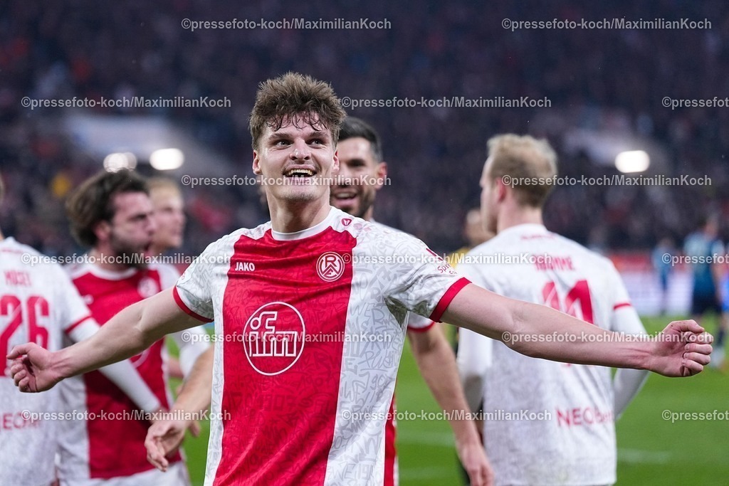 xYDRx01022601045 | 01.02.2026, xydrx, Fußball, 3.Liga, Rot-Weiss Essen - SV Wehen Wiesbaden, Saison 2025 2026, Stadion an der Hafenstraße: Torjubel nach dem Tor zum 1:0 für Rot-Weiss Essen durch Torschütze Marek Janssen (Rot-Weiss Essen #20)   DFB regulations prohibit any use of photographs as image sequences and or quasi-video. Photo: xYannisxDreimannxPressefotoKochx