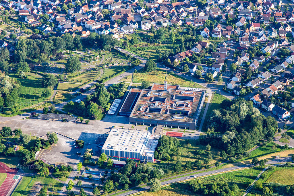 Luftbild: Keltenhalle und Realschule im Ortsteil Mörsch in Rheinstetten im Bundesland Baden-Württemberg in Deutschland. Foto: IMG_141882.jpg vom 28.06.2024 durch Werner Riehm/FLY-FOTO.de
