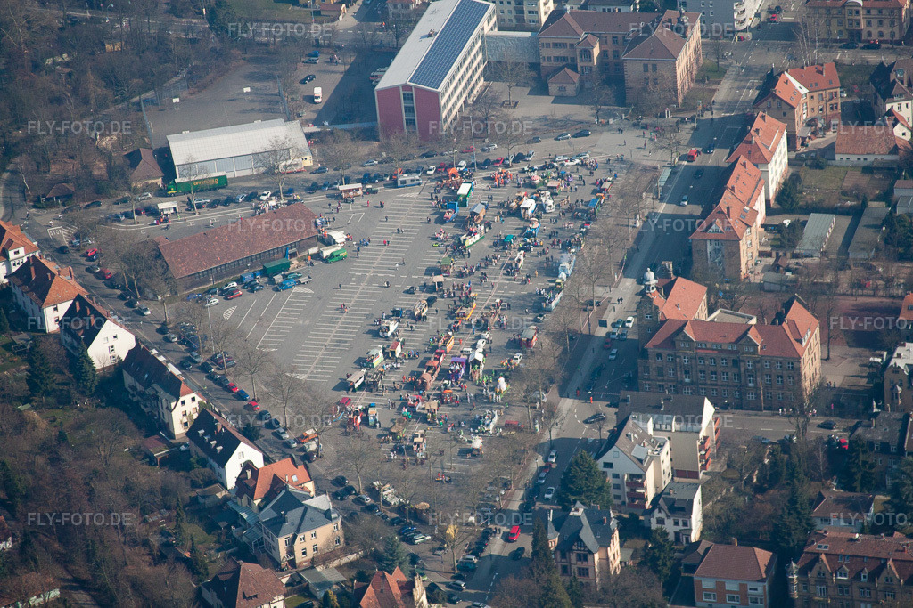 Luftbild: Marktplatz, Aufbau des Faschingsumzugs in Landau in der Pfalz im Bundesland Rheinland-Pfalz in Deutschland. Foto: IMG_37706.jpg vom 05.03.2011 durch Werner Riehm/FLY-FOTO.de