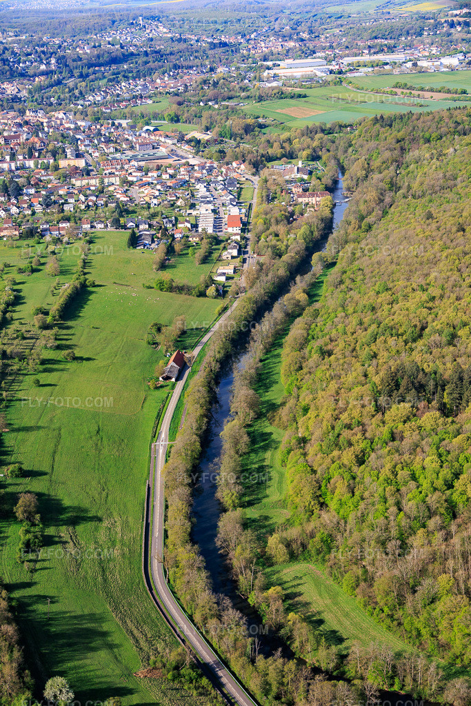 Aerial view: Course of the Blies river along the German-French border in the district Blies Nord in Saargemünd in the state Moselle, France. – Photo: IMG_154946.jpg taken on 04/18/2026 by Werner Riehm/FLY-FOTO.com – Resolution of the original: 4000 x 6000 px