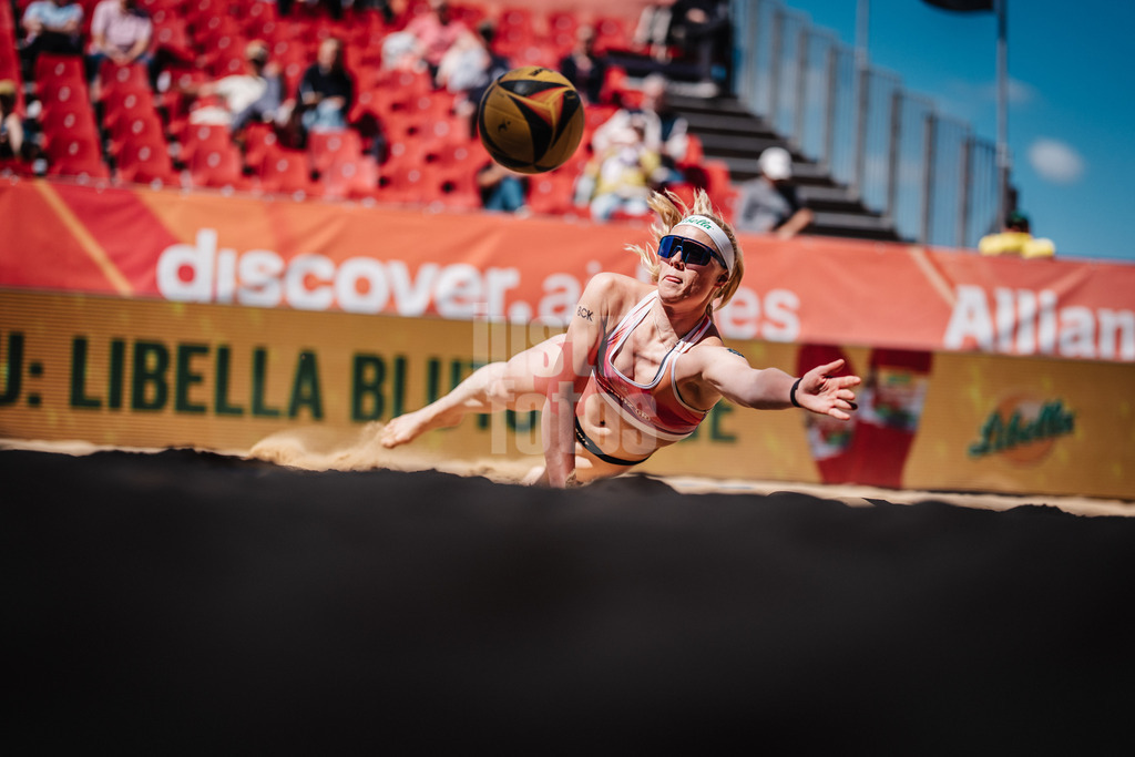 Beachvolleyball | Frauen | Allianz German Beach Tour 2025 | Tourstop Düsseldorf | 16.05.2025 | Anna Behlen springt zum Ball