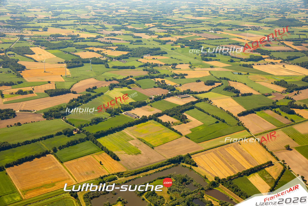 Aktuelles Luftbild von Carum Bakum - Die Luftaufnahme wurde 2022 mittels UL-Flugzeug erstellt ( keine Drohne ) - hochauflösende Kamera-Systeme von  Canon -Beste Qualität - Für grossformatige Ausdrucke geeignet. Die Geschenkidee !