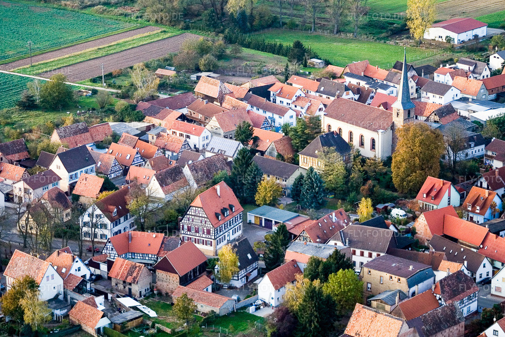 Luftbild: Hauptstraße / Kirchstraße mit St. Georg in Knittelsheim im Bundesland Rheinland-Pfalz in Deutschland. Foto: IMG_4622.jpg vom 10.11.2006 durch Werner Riehm/FLY-FOTO.de