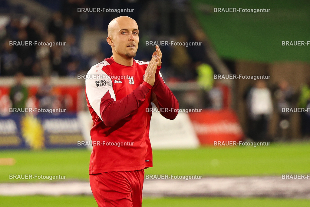 MSV Duisburg - Rot-Weiss Essen  | Duisburg, Deutschland, 26.10.2025 Tobias Kraulich  (Rot-Weiss Essen) begrüßt die Fans während des 3.Liga Spiels zwischen MSV Duisburg und Rot-Weiss Essen in der Schauinsland-Reisen-Arena am 26.10.2025 in Duisburg (Foto von Timo Bluhmki-Schmidt/ Brauer Fotoagentur