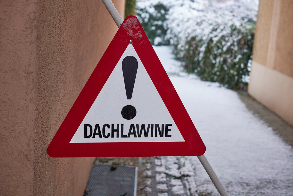 Vorsicht Dachlawinenschild vor dem Hauseingang | Wien, Austria - December 09, 2021: Vorsicht Dachlawinenschild vor dem Hauseingang. - Realisiert mit Pictrs.com