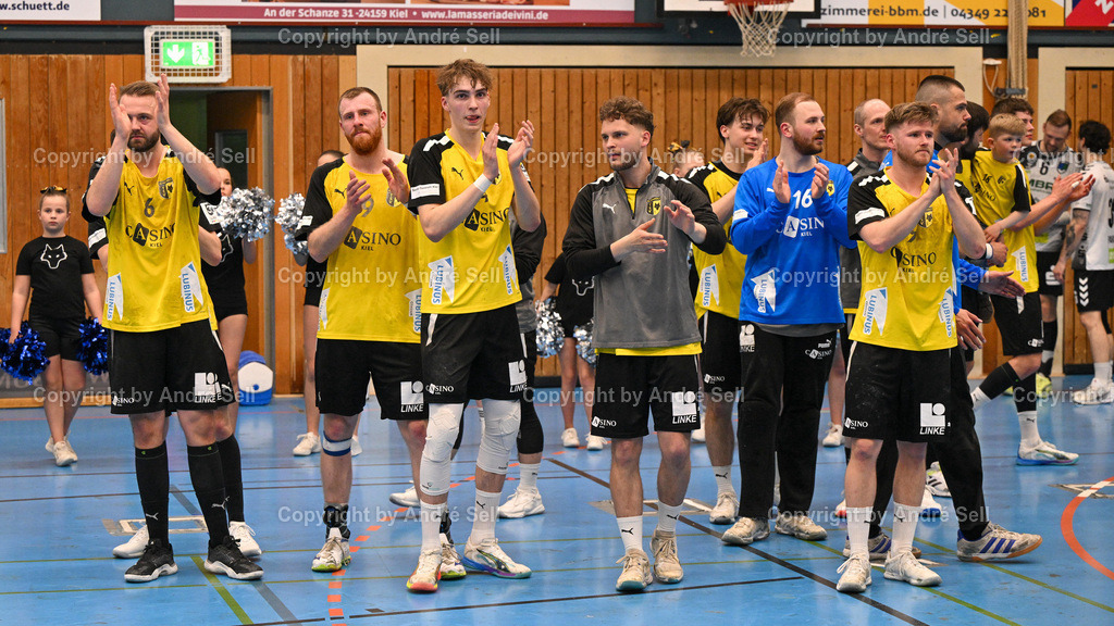 TSV Altenholz vs EHV Aue | Die Altenholzer Mannschaft bedankt sich nach dem Spiel beim Publikum / Handball 3. Liga Nord-Ost Männer 2025/2026 / TSV Altenholz vs EHV Aue / Edgar-Meschkat-Halle / Altenholz / 18.04.26 - Realisiert mit Pictrs.com