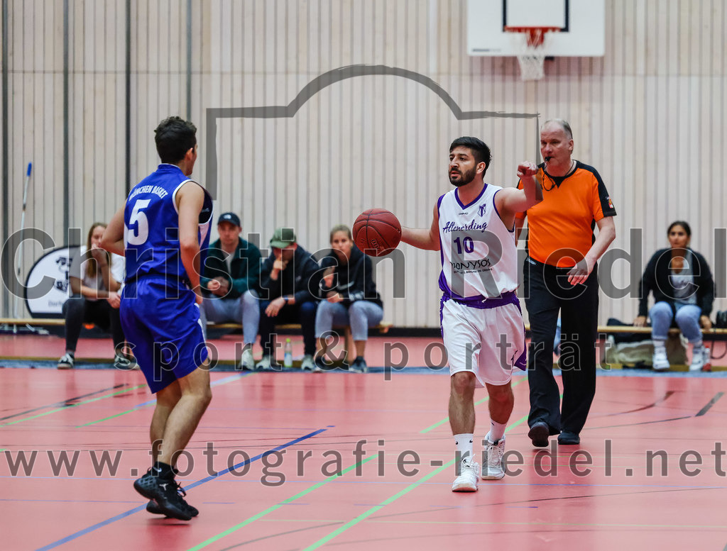 2022-05-29_002_SpVgg_Altenerding_gegen_Muenchen_Basket_2 | Erding, Deutschland, 29.05.2022:
Basketball, Bezirksliga 2021 / 2022, Herren Turnier der 2. der Aufstiegsrunden, SpVgg Altenerding gegen München Basket 2, Endergebnis: 

P. Darriba (München Basket, #5), Abdul Azim Amani (SpVgg Altenerding, #10)

Foto: Christian Riedel / fotografie-riedel.net