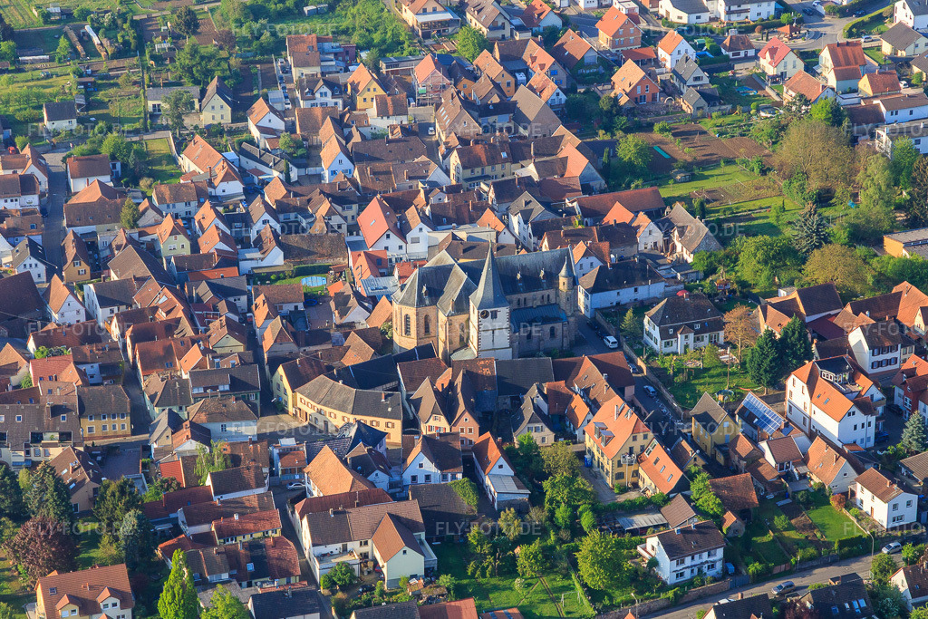 Luftbild: Kirche in der Ortsmitte im Ortsteil Arzheim in Landau im Bundesland Rheinland-Pfalz in Deutschland. Foto: IMG_113927.jpg vom 01.05.2019 durch Werner Riehm/FLY-FOTO.de